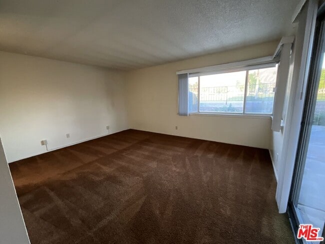 Building Photo - 46165 Burroweed Ln