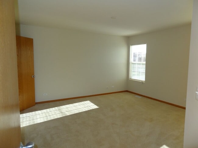 Building Photo - 3 BEDROOM, 1.1 BATH TOWNHOME IN BRISTOL BA...