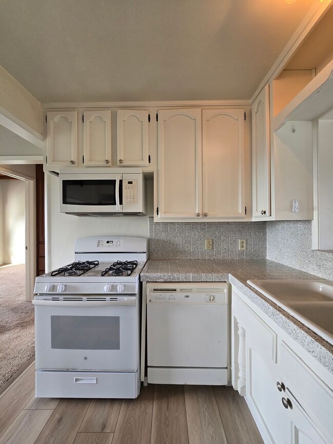 Building Photo - 3-Bedroom Home with Indoor Laundry and Ocean View