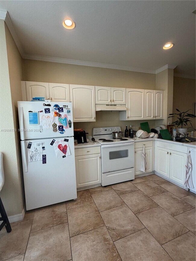 Building Photo - 860 N Orange Ave