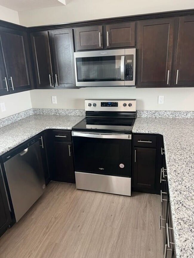 Building Photo - Public Avenue Townhomes in Clever!!! Leasi...