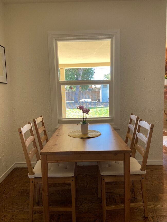 Dining area - 2034 Augustan Ave
