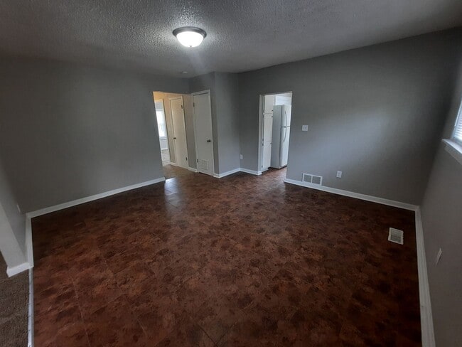 Building Photo - 2 bedroom, 1 bathroom home on large corner...