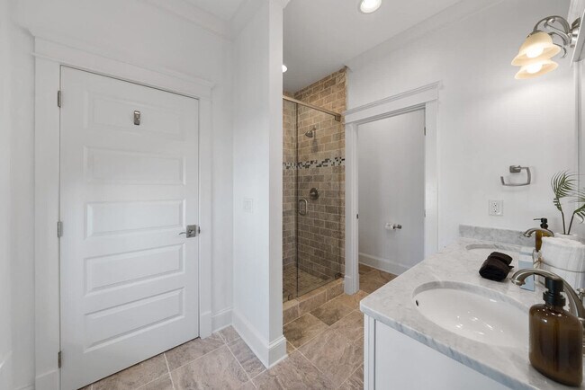 Building Photo - 49 Pleasant St