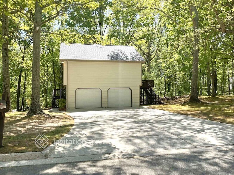 Building Photo - 585 Elvina Ct