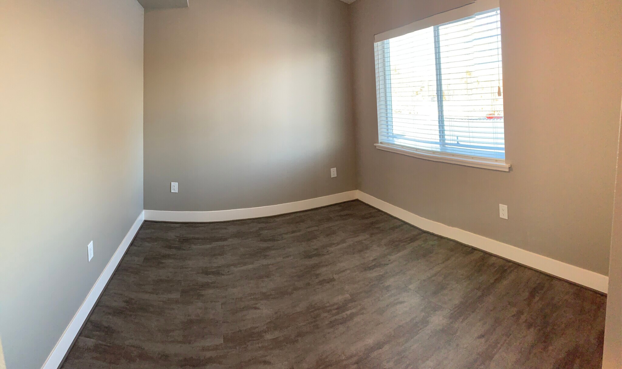 Building Photo - 412 Kirman Ave