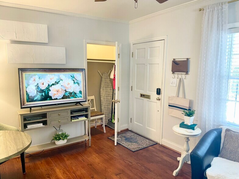 215 - 215 W Taylor St