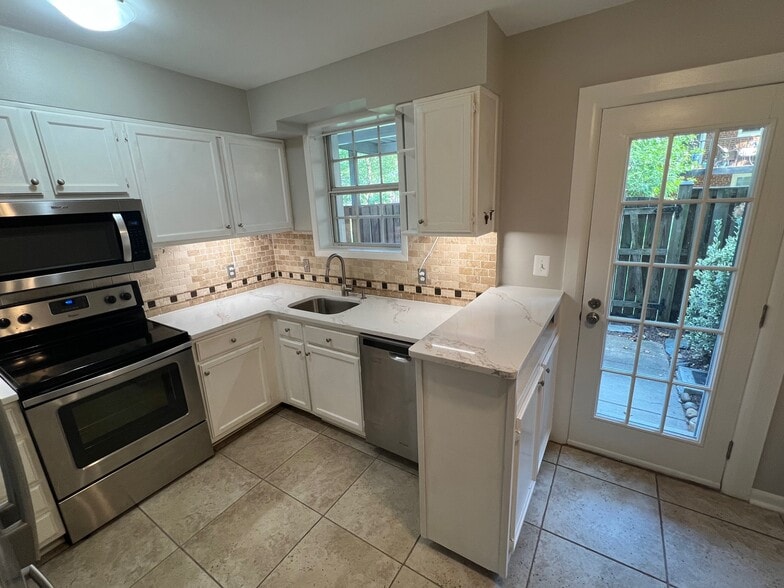 Updated bright kitchen and new appliances - 2507 S Walter Reed Dr