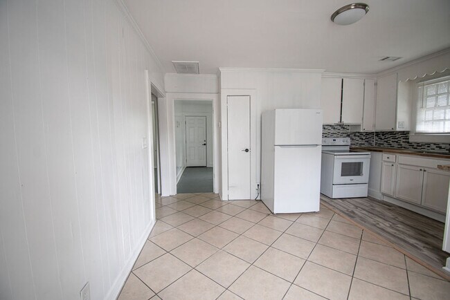 Building Photo - 114 Calvary Dr