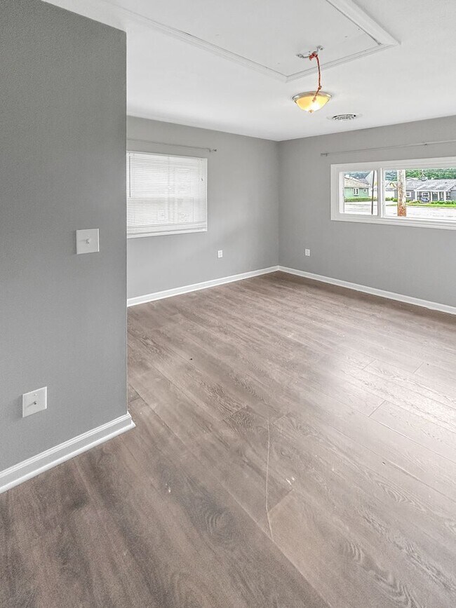 Building Photo - Welcome to this charming 2-bedroom, 1-bath...