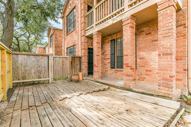 Building Photo - 2255 Braeswood Park Dr