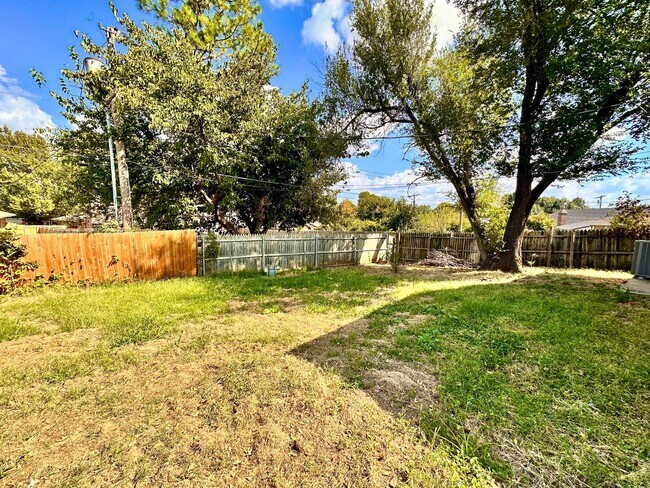 Building Photo - 4 Bed Spacious Midwest city House