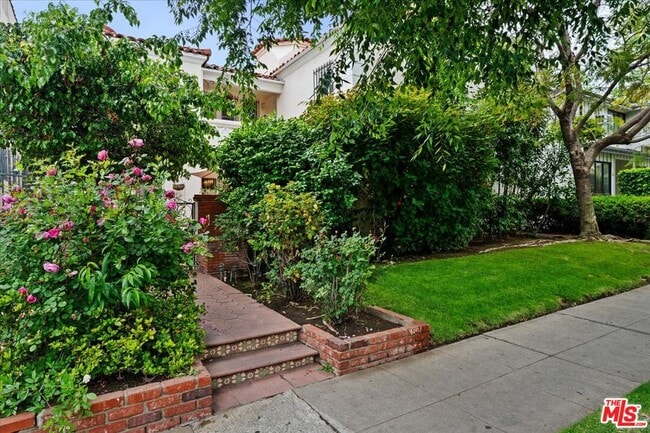 Building Photo - 207 S Reeves Dr