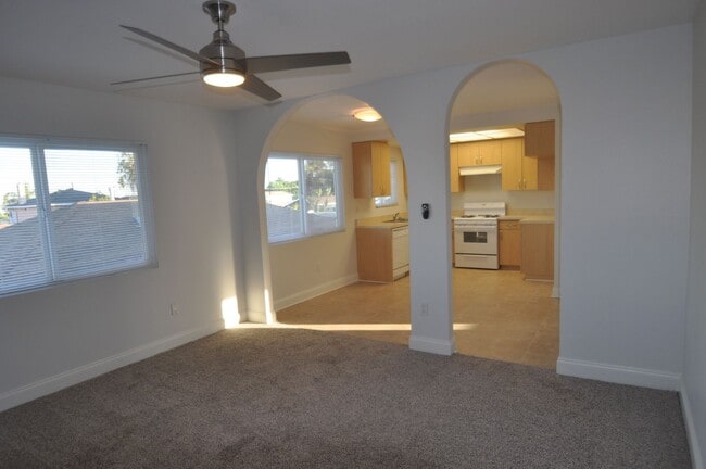 Building Photo - 951 W Summerland Ave