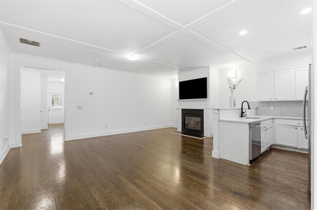 Building Photo - 1076 N Village Dr