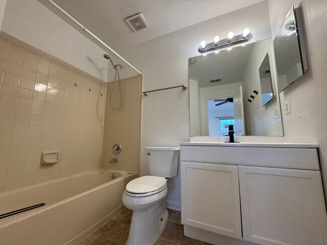 Building Photo - Spacious 2 Primary Beds 1 Den 3.5 Bath Townhome In Vibrant Sycamore Hill