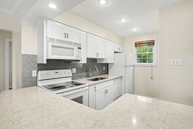 Building Photo - Charming Montclair Patio Home | 2 Bed | Private Yard