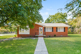 Building Photo - Inviting 3-Bedroom Home