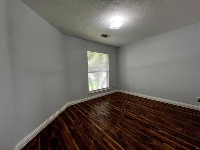Building Photo - 15303 Riverside Grove Dr