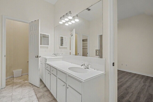 Building Photo - 1707 Briarhollow Dr