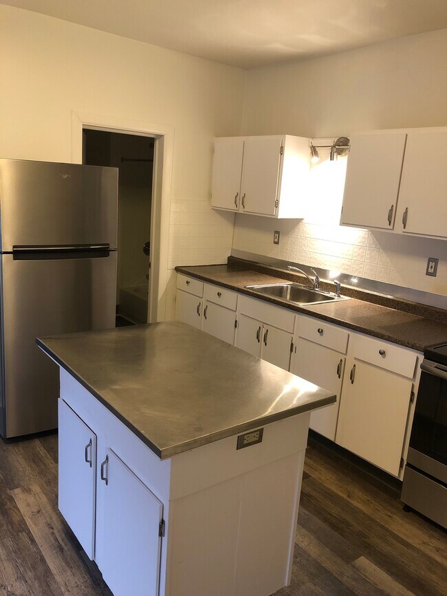 Kitchen - 171 Colonial Ct