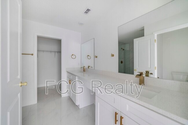 Building Photo - 417 St Johns Ln
