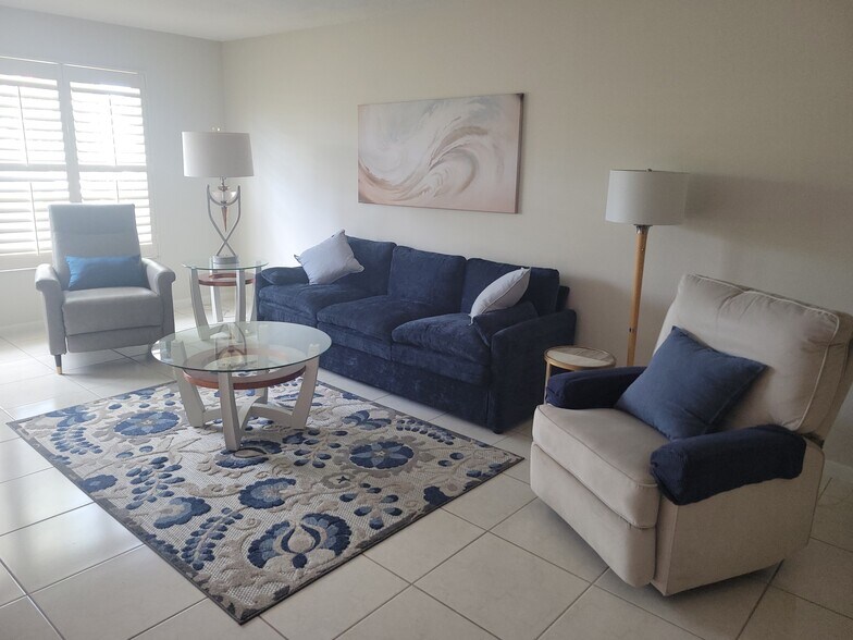 Bright cheerful living room - 4200 Belair Ln