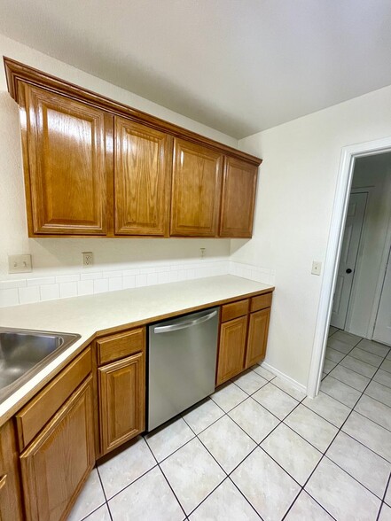 Building Photo - 400 Sun Meadow Dr