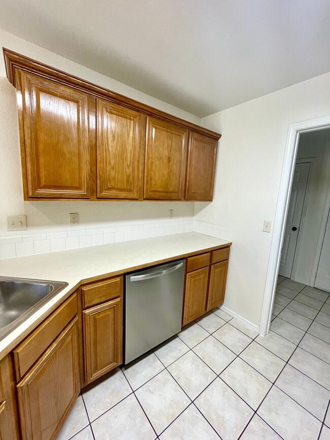 Building Photo - 400 Sun Meadow Dr