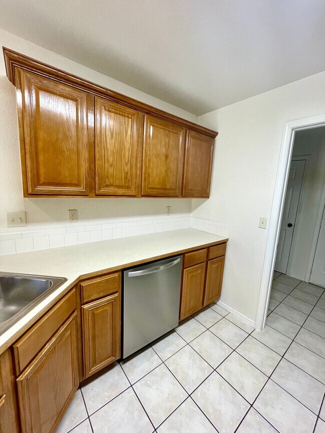 Building Photo - Beautiful 3 Bedroom, 2 Bathroom Home in Ce...