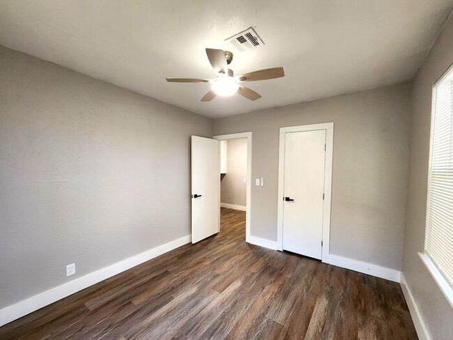 Building Photo - Fantastic 1 Bed 1 Bath Duplex in Shartel B...