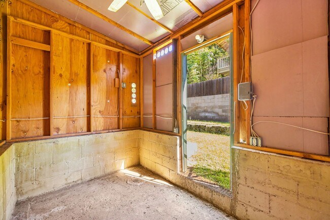 Building Photo - 305 Uala Pl