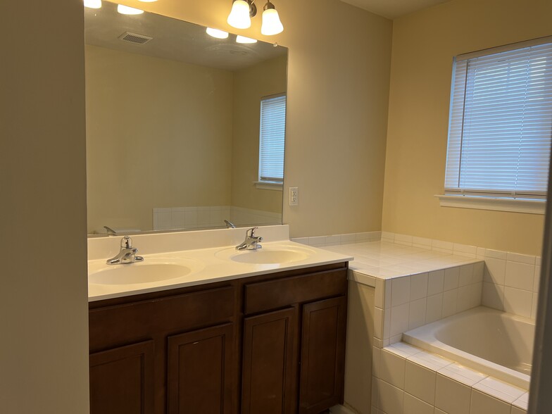 Building Photo - 325 Falcon Run