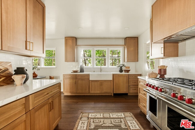 Building Photo - 1518 N Beverly Dr