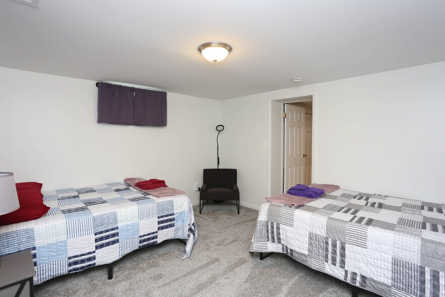 Spacious Room w/ Two Beds - 508 Wellham Ave