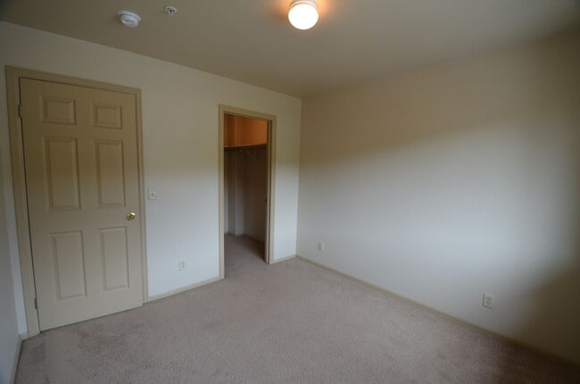 Building Photo - Unfurnished 2 Bed 2 Bath Condo-HEAT INCLUDED!