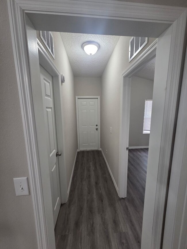 Building Photo - 3 bed 2 bath