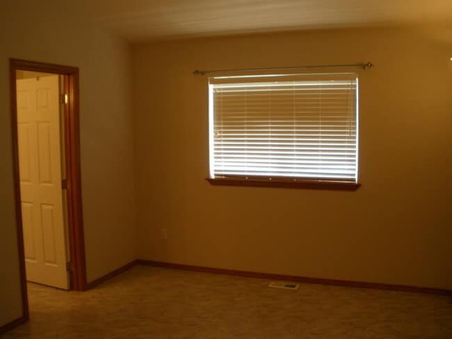 Building Photo - Must See!!!