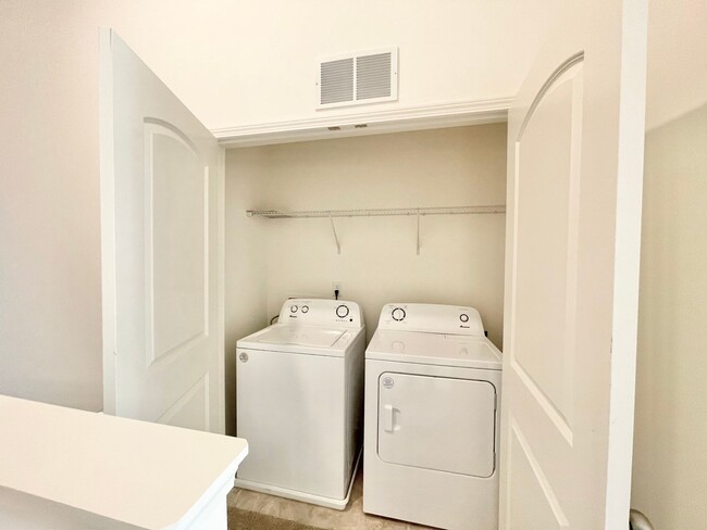 Building Photo - 2 br 2.5 ba townhome near shopping AVAILAB...