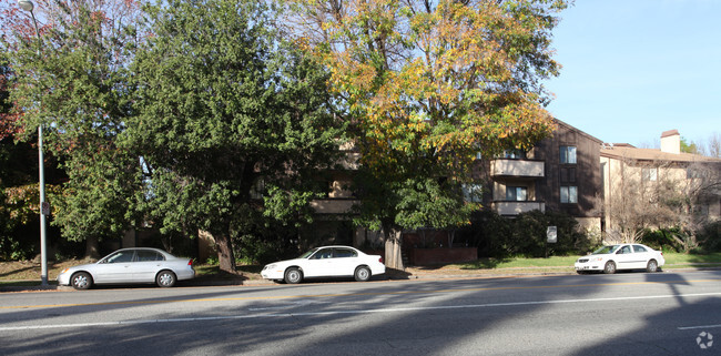 Building Photo - 17149 Chatsworth St