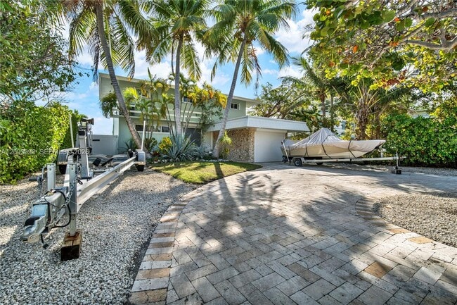 Building Photo - 69 Shoreland Dr