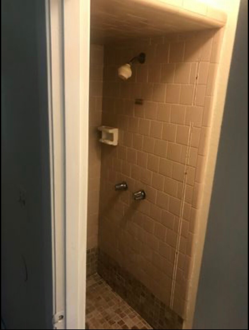 Building Photo - 615 Emerald Dr