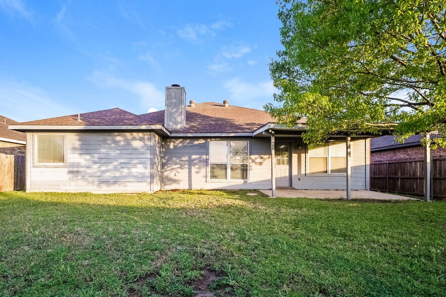 Building Photo - 1101 Marcia Ln