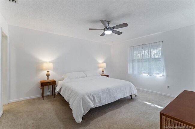 Building Photo - 1210 SE Parkview Pl