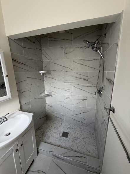 Shower - 920 N Hayworth Ave