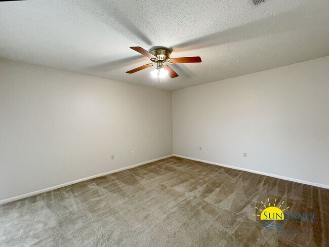 Building Photo - 11 Oak Ln