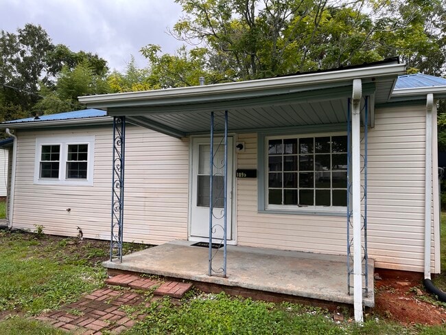 Building Photo - 1095 W Main St