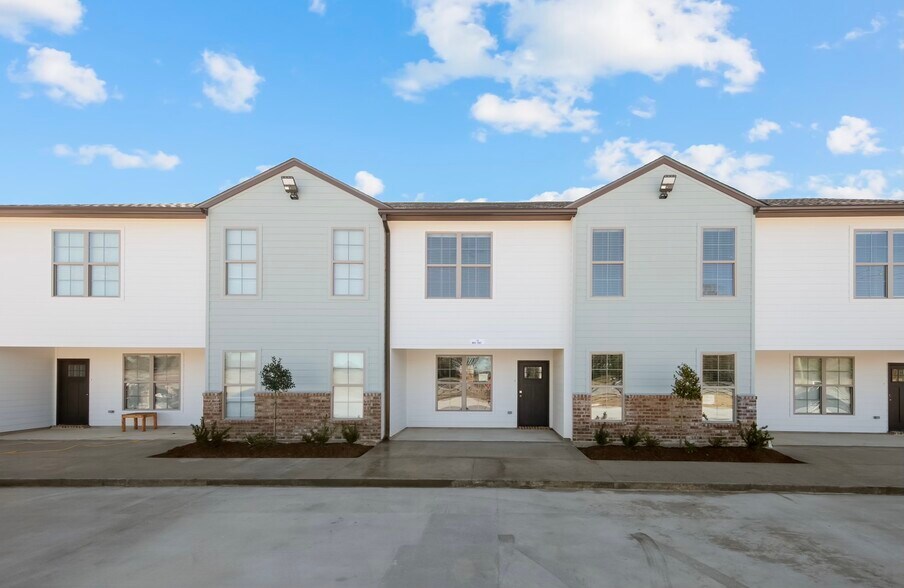 Primary Photo - 139 Iberia St