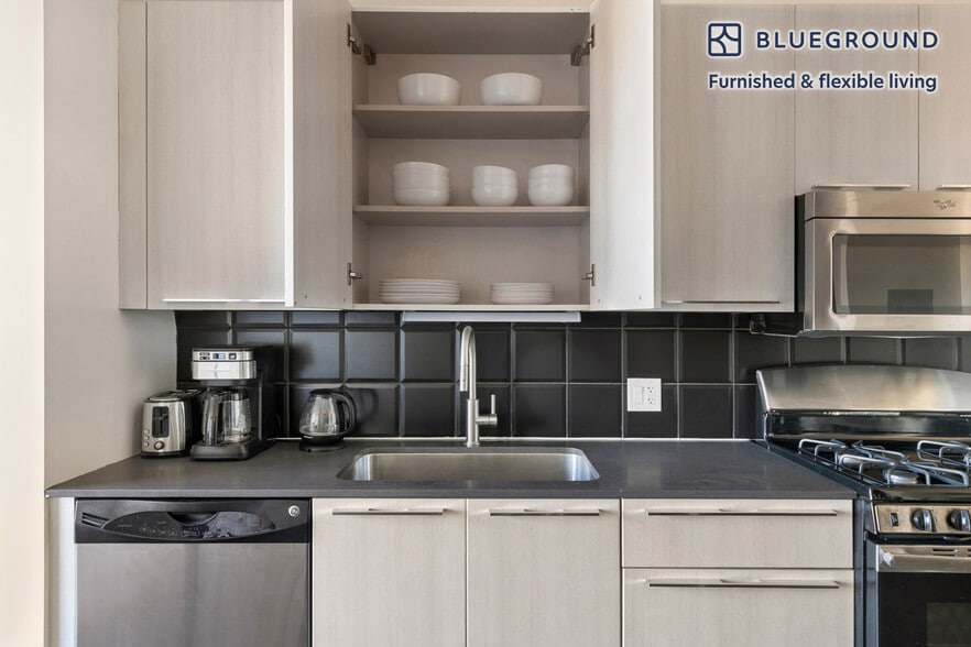 Building Photo - 1647 N Milwaukee Ave