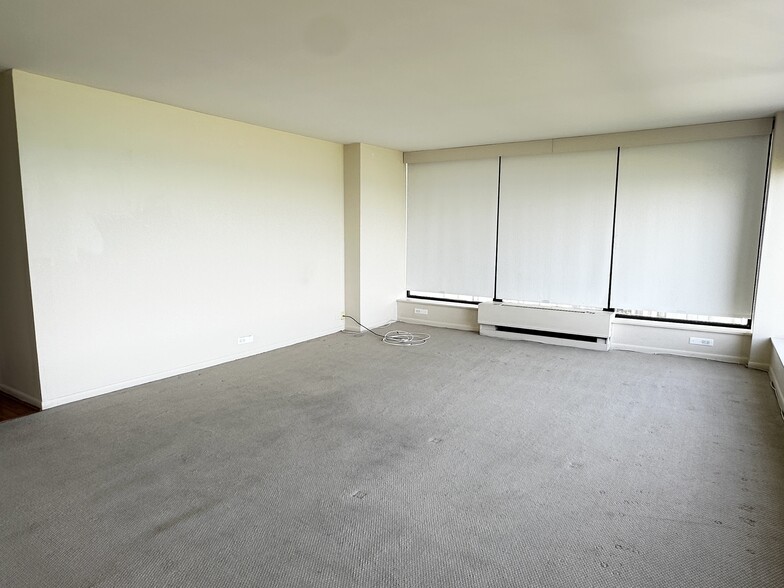 Living Room - 5445 N Sheridan Rd